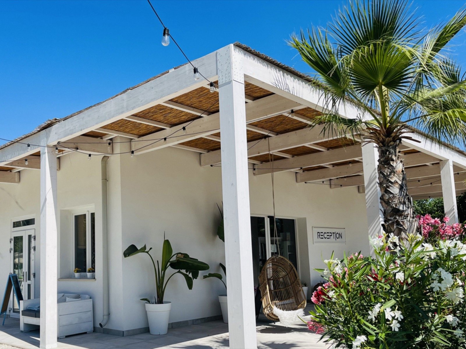 De receptie van Villa Alwin Beach Resort