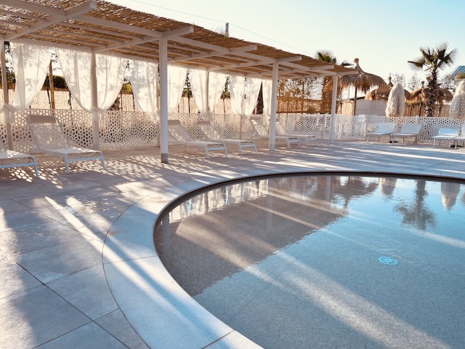 Het zwembad van Villa Alwin Beach Resort