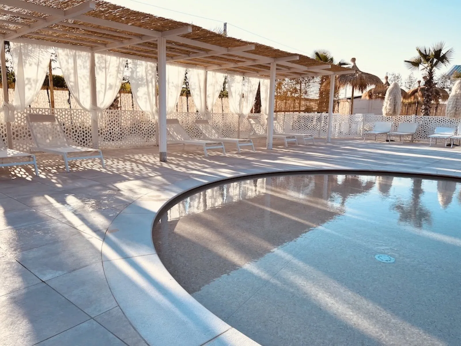 Zwembad bij Villa Alwin Beach Resort