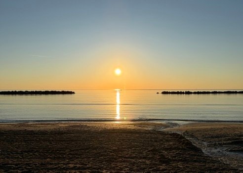 Zonsopgang boven het strand van Cupra Marittima